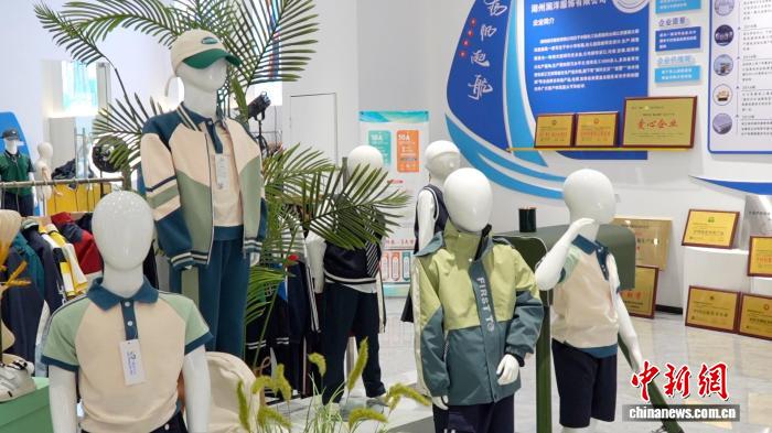 Contoh pakaian sergam sekolah yang dihasilkan oleh sebuah syarikat di pekan Zhili, daerah Wuxing, bandar Huzhou, Provinsi Zhejiang di timur China. (Foto oleh Wu Mingxian)