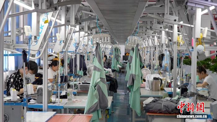 Suasana di bengkel milik sebuah syarikat pakaian kanak-kanak di pekan Zhili, daerah Wuxing, bandar Huzhou di Provinsi Zhejiang, timur China. (Foto Oleh Wu Mingxian)