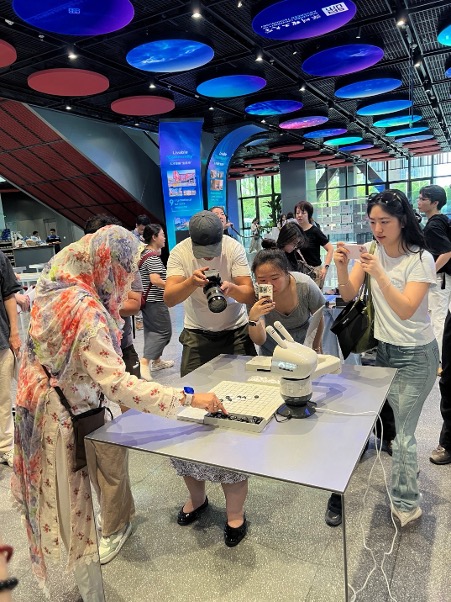 Wartawan mengambil foto robot bermain catur dengan manusia di Ehub Belia Shenzhen-Hong Kong Qianhai pada 15 September 2025. (Oleh People’s Daily Online)