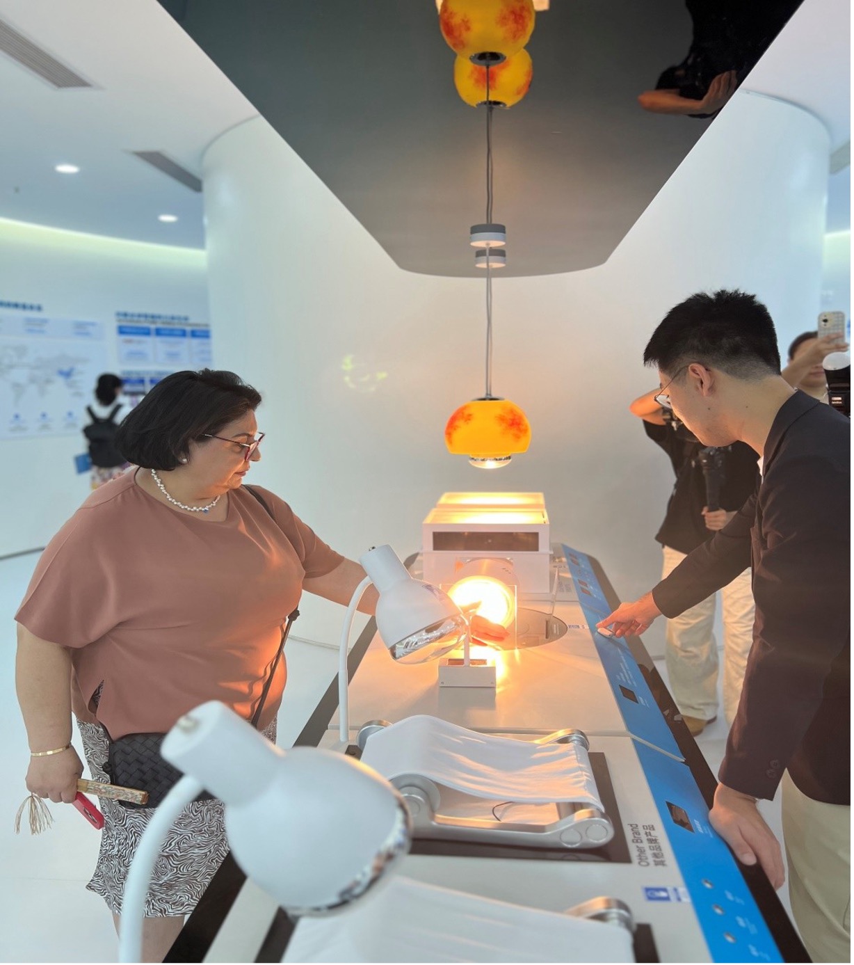 Wartawan mencuba teknologi penyejuk sebuah syarikat di Ehub Belia Shenzhen-Hong Kong Qianhai pada 15 September 2025. (Oleh People’s Daily Online)