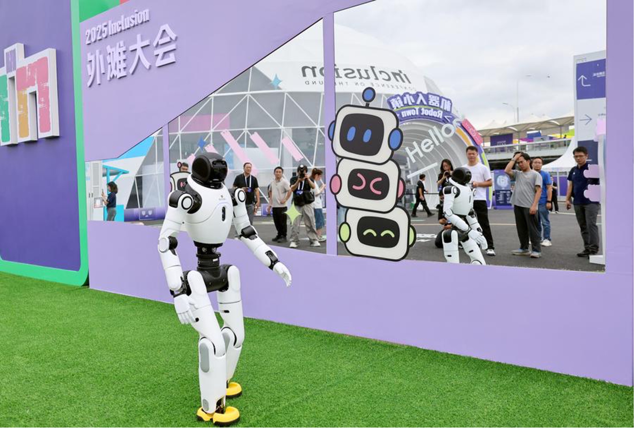 Satu robot humanoid berjalan di luar kawasan pameran teknologi semasa Persidangan Rangkuman 2025 di The Bund, Shanghai, timur China pada 10 September 2025. (Xinhua/Fang Zhe)