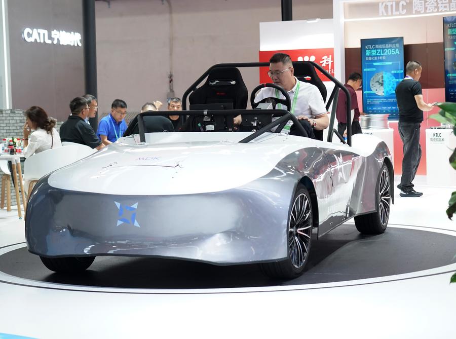 Seorang pekerja mengoperasikan sebuah kenderaan yang dilengkapi dengan casis pintar di kawasan Rantai Kenderaan Pintar semasa Ekspo Rantai Bekalan Antarabangsa China (CISCE) yang ketiga di Beijing, ibu negara China pada 18 Julai 2025. (Xinhua/Zheng Chenlin)