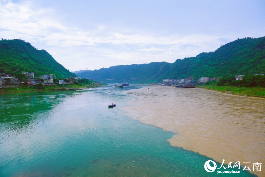 Warna kontra sungai Jinsha dan Hengjiang mencipta pemandangan semula jadi nak menakjubkan di bandar Shuifu, Provinsi Yunnan di barat daya China. (People’s Daily Online/Zeng Zhihui)