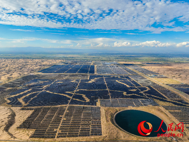 Foto menunjukkan pangkalan tenaga suria di Gurun Kubuqi di Mongolia Dalam, iaitu tempat panel suria tersusun dalam bentuk seekor kuda. (People’s Daily Online/Meng Jiashu)