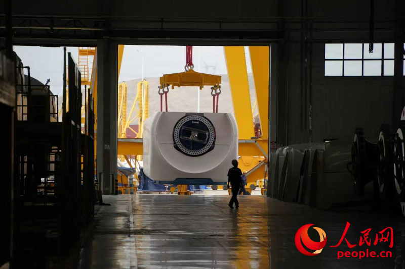 Sebuah turbin angin dipasang di Taman Industri Pembuatan Pintar Tenaga Baharu Mingyang di bandar Baotou. (People’s Daily Online/Zhang Xuedong)