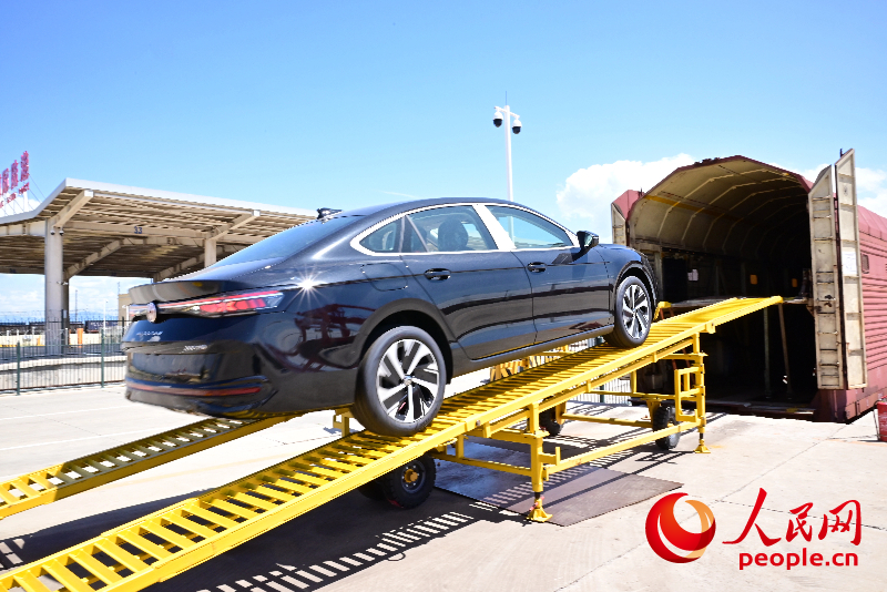 Sebuah kereta baharu dikeluarkan menerusi laluan khusus di Taman Logistik Shaliang Hohhot, Mongolia Dalam. (People’s Daily Online/Kou Ya’nan)