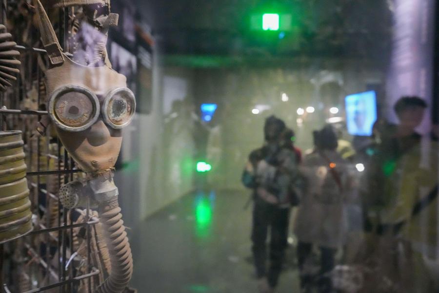 Orang ramai melawat di Dewan Pameran Bukti Jenayah oleh Unit 731 Askar Imperial Jepun di Harbin, Provinsi Heilongjiang, timur laut China pada 18 September 2025. (Xinhua/Wang Jianwei)