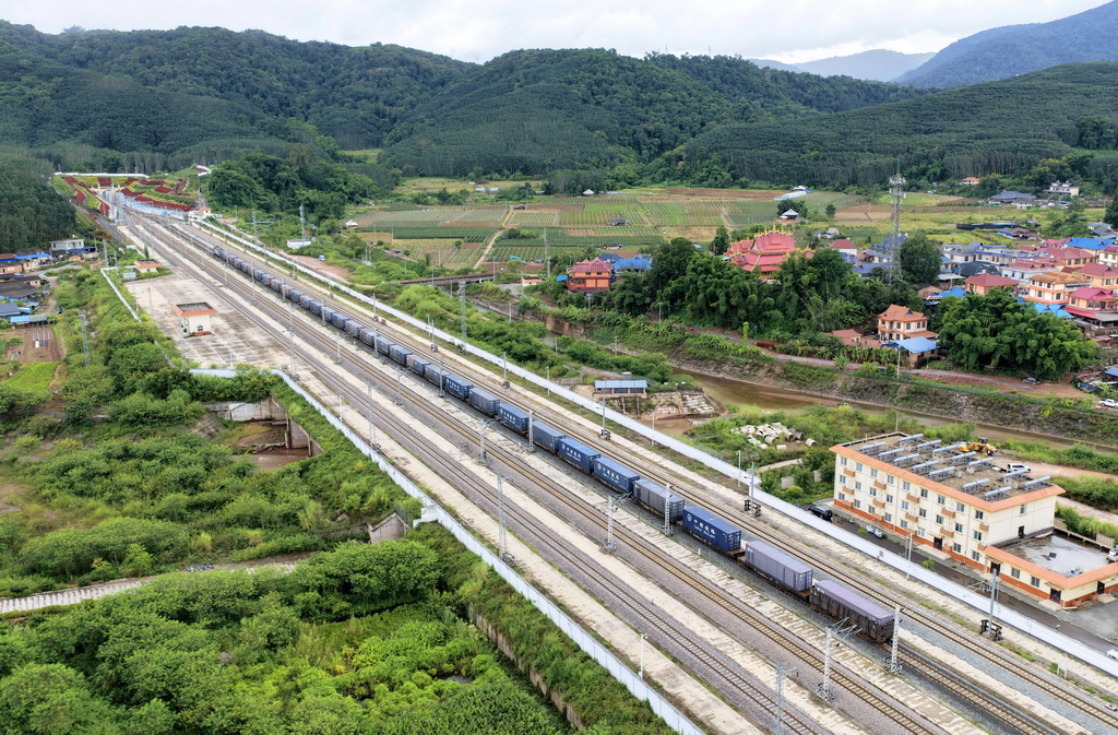Landasan Kereta Api China–Laos Catat Lebih 60,000 Tren Kargo