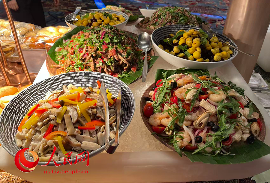 Antara makanan tradisional yang disajikan pada majlis tersebut. (People's Daily Online/Wang JIng)
