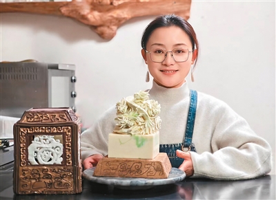 Foto menunjukkan Zou Minglei dan pencuci mulut yang diinsprasikan oleh artifak. (Foto ihsan individu yang diwawancara)