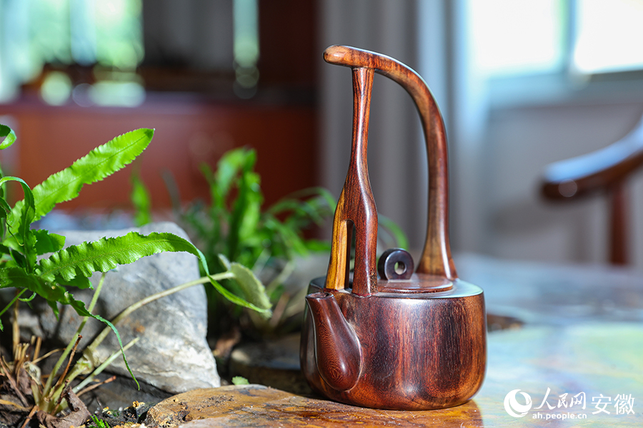 Satu teko teh kayu yang dihasilkan oleh Gui Xue, pewaris peringkat provinsi kraf teko teh kayu Jingxian di bandar Xuancheng, Provinsi Anhui di timur China. (People’s Daily Online/Zhang Jun)