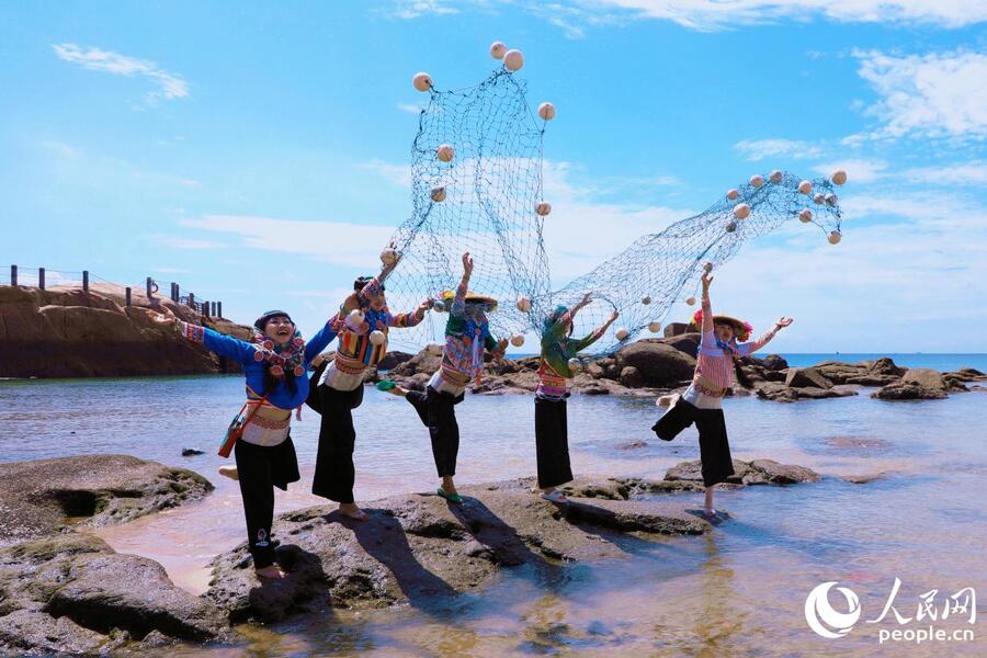 Wanita Hui’an Pelihara Tradisi Tangkap Ikan Purba di Fujian