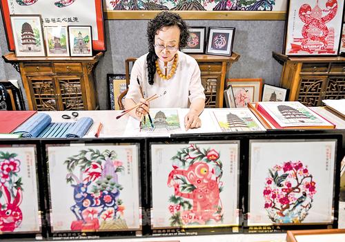 Zhou Shuying sedang menghasilkan seni guntingan kertas bertemakan pagoda purba di kaunti Zhengding, Provinsi Hebei, utara China pada 24 September 2025. (Hebei News/Geng Hui)