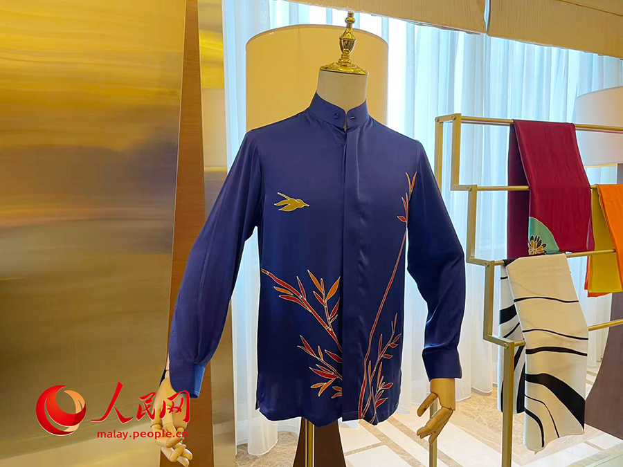 Antara koleksi produk batik yang diilhamkan daripada Istana Musim Panas. (People's Daily Online/Wang Jing)