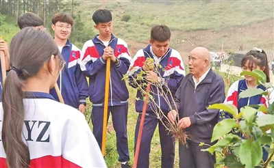 Dong Hongru (kedua dari kanan) memperkenalkan satu spesies pokok kepada para pelajar di kaunti Xinghe, Wilayah Autonomi Mongolia Dalam di utara China. (Foto ihsan individu yang diwawancara)