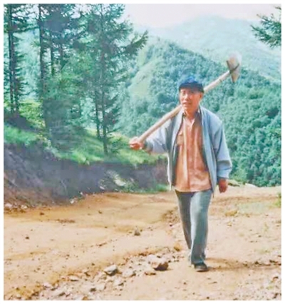 Dong Hongru sewaktu muda sedang menuju untuk menanam pokok di kaunti Xinghe di Wilayah Autonomi Mongolia Dalam di utara China. (Foto ihsan individu yang diwawancara)