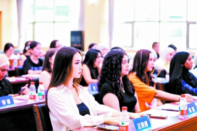 Pemilik perniagaan luar negara, pelajar kolej dan pemilik perniagaan tempatan telah menghadiri sesi latihan kecerdasan buatan (AI) dan e-dagang di Yiwu, Provinsi Zhejiang di timur China. (Foto oleh Xu Xiaohang)