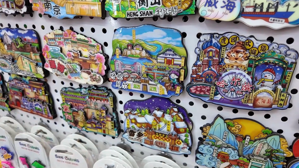 Foto memperlihatkan magnet peti sejuk yang dijual di Pasar Perdagangan Antarabangsa Yiwu di Provinsi Zhejiang, timur China.