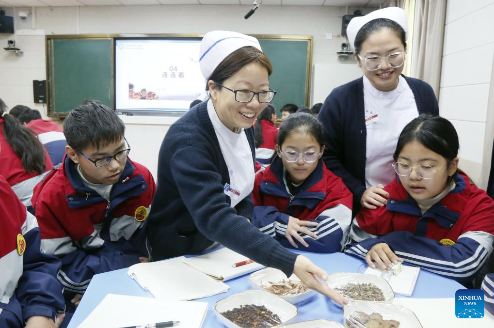 Petugas perubatan menerangkan tentang jenis-jenis dan fungsi TCM kepada pelajar di sebuah sekolah menengah di Kaunti Ruyang, Bandar Luoyang, Provinsi Henan di tengah China pada 22 Oktorber 2025. (Xinhua/Kang Hongjun)