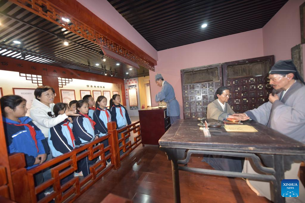 Seorang guru menyampaikan ilmu pengetahuan TCM kepada murid-murid di Bandar Liaocheng, Provinsi Shandong, timur China pada 21 Oktober 2025. (Xinhua/Zhao Yuguo)