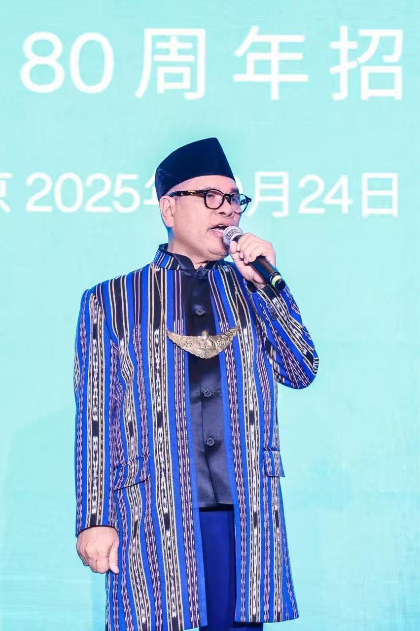 Duta Besar Republik Indonesia ke China, Djauhari Oratmangun menyantuni tetamu yang menghadiri resepsi Hari Ulang Tahun ke-80 Kemerdekaan Indonesia di Beijing, pada 24 Oktober 2025. (Foto ihsan Kedutaan Besar Republik Indonesia di China)