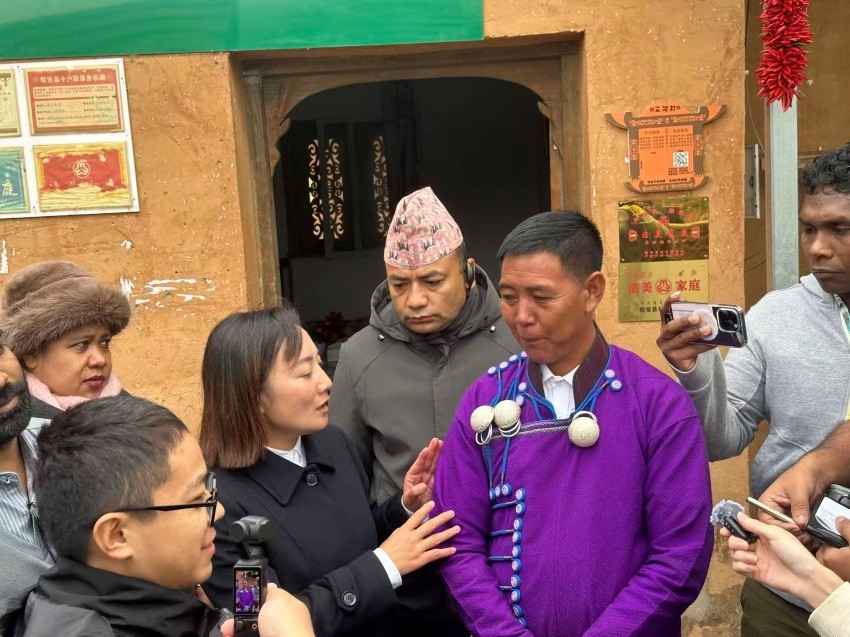 Seorang pegawai tempatan dan Jihao Yeqiu menjawab soalan daripada wartawan yang sedang dalam lawatan di kaunti Zhaojue, Kawasan Autonomi Yi Liangshan, Provinsi Sichuan di barat daya China. (Foto oleh Zhang Yuxin)