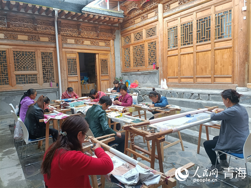Pekerja sulaman sedang bertugas di sebuah bengkel di kaunti Huangyuan, Provinsi Qinghai, barat laut China. (People’s Daily Online/Ma Kexin)