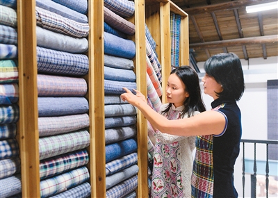 Wanita Muda Hidupkan Semula Tenunan Sendiri Chongming Tradisional di Shanghai
