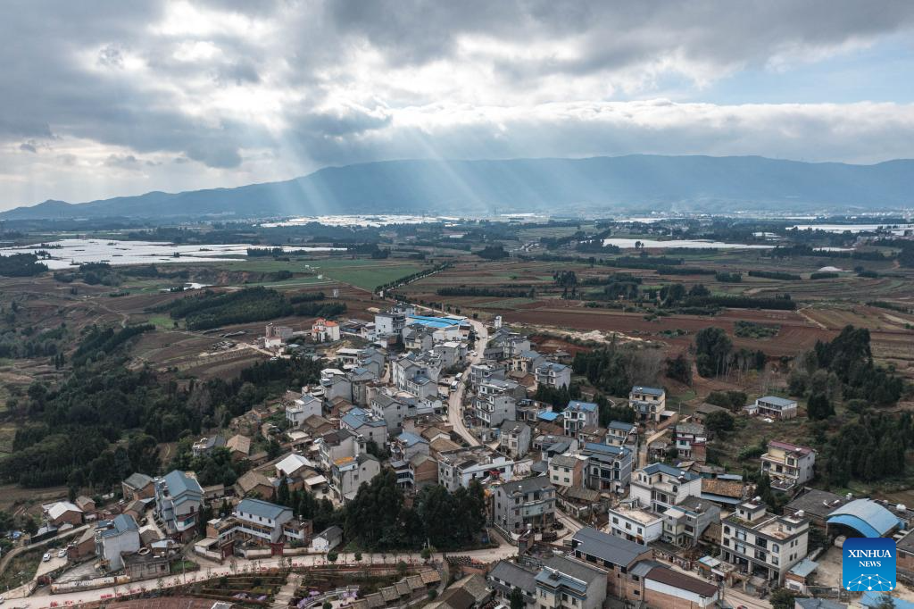 Foto sudut udara yang diambil menggunakan dron ini memperlihatkan pemandangan di Kampung Liaohu, Qujing, Provinsi Yunnan, pada 5 November 2025. (Oleh Wang Guansen)
