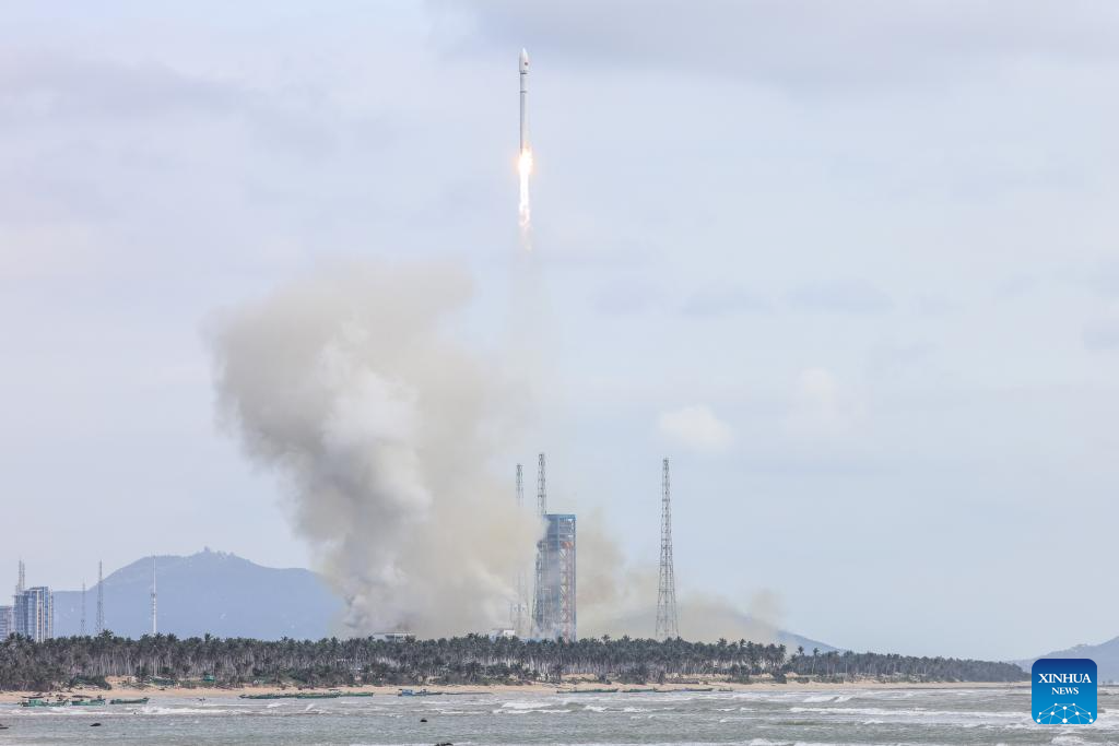 Roket pembawa Long March-12 yang membawa kumpulan ke-13 satel  it orbit Bumi rendah berlepas dari tapak pelancaran kapal angkasa komersial Hainan di selatan China pada 10 November 2025. (Xinhua/Zhang Liyun)