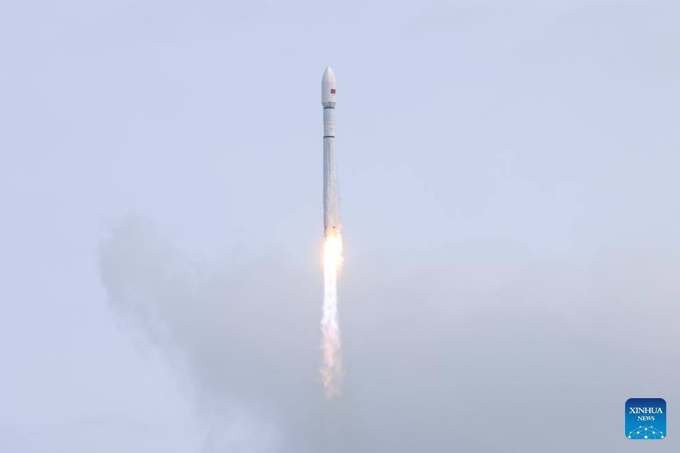 Roket pembawa Long March-12 yang membawa kumpulan ke-13 satel  it orbit Bumi rendah berlepas dari tapak pelancaran kapal angkasa komersial Hainan di selatan China pada 10 November 2025. (Xinhua/Zhang Liyun)