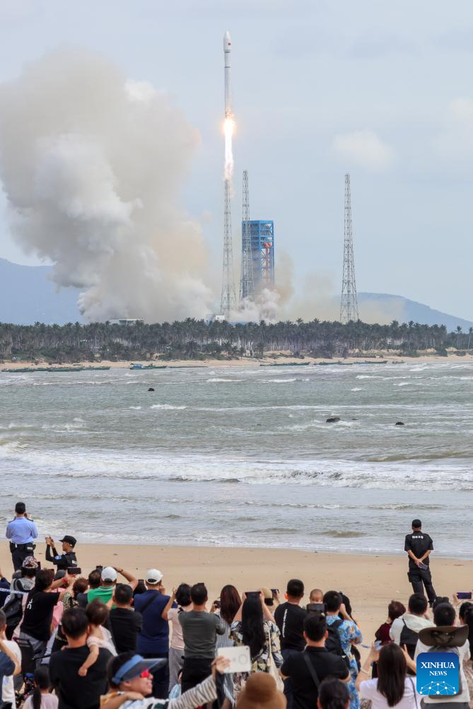 Roket pembawa Long March-12 yang membawa kumpulan ke-13 satel  it orbit Bumi rendah berlepas dari tapak pelancaran kapal angkasa komersial Hainan di selatan China pada 10 November 2025. (Xinhua/Zhang Liyun)