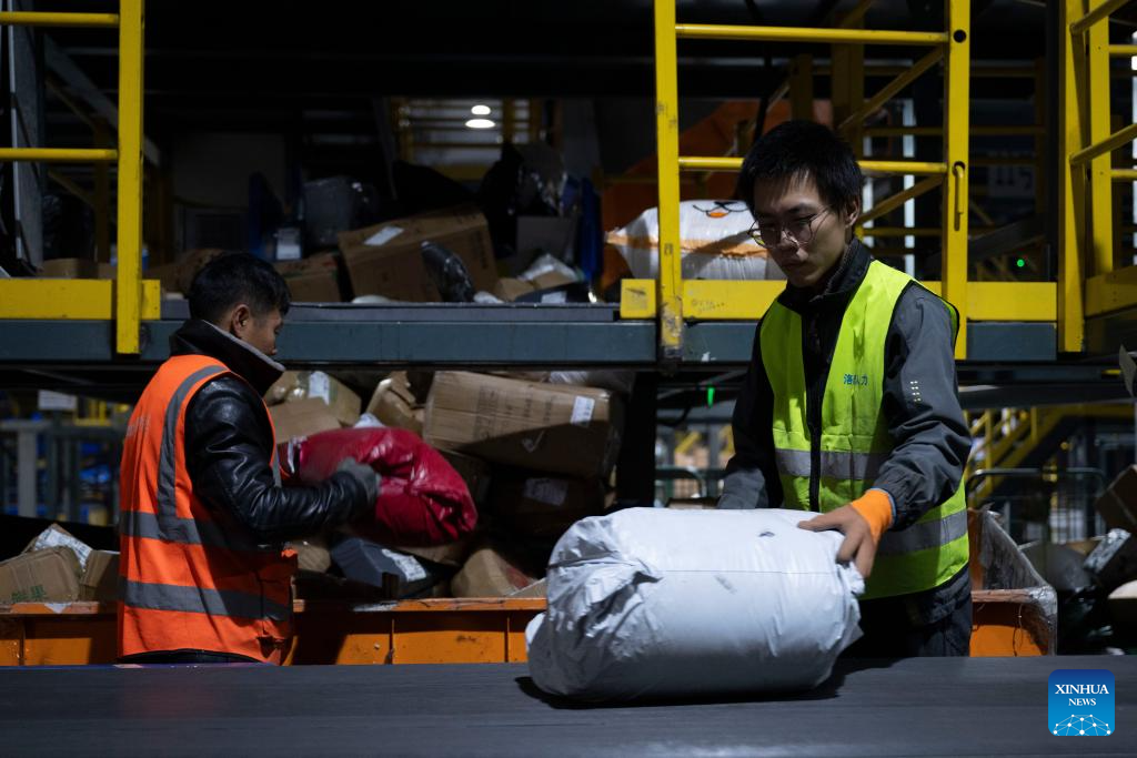 Foto ini para petugas yang sedang bekerja. (Xinhua/Zhang Tao)