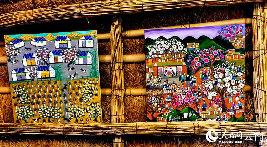 Foto memaparkan lukisan oleh seorang ahli Persatuan Lukisan Petani Etnik Bai di Pekan Shuanglang, bandar Dali, Kawasan Autonomi Bai Dali, di Provinsi Yunnan, barat daya China. (People’s Daily Online/Fu Hao)