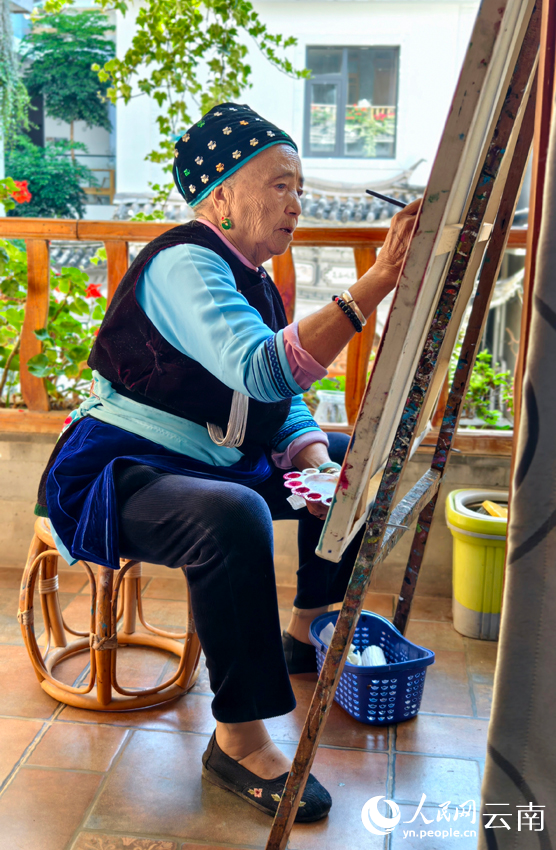 Wang Bingxiu sedang menyiapkan sebuah lukisan di Pekan Shuanglang, bandar Dali, Kawasan Autonomi Bai Dali, di Provinsi Yunnan, barat daya China. (People’s Daily Online/Fu Hao)