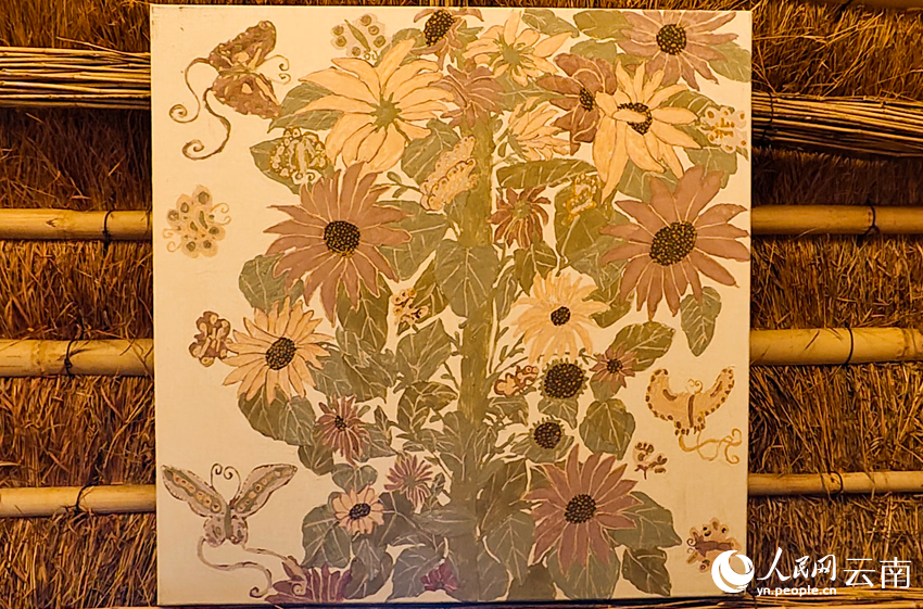 Foto menunjukkan lukisan oleh seorang ahli Persatuan Lukisan Petani Etnik Bai di Pekan Shuanglang, bandar Dali, Kawasan Autonomi Bai Dali, di Provinsi Yunnan, barat daya China. (People’s Daily Online/Fu Hao)