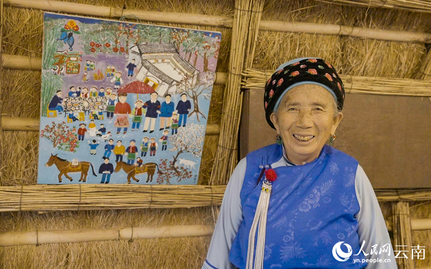 Foto menunjukkan Zhang Changying dan lukisannya di Pekan Shuanglang, bandar Dali, Kawasan Autonomi Bai Dali, di Provinsi Yunnan, barat daya China. (People’s Daily Online/Fu Hao)