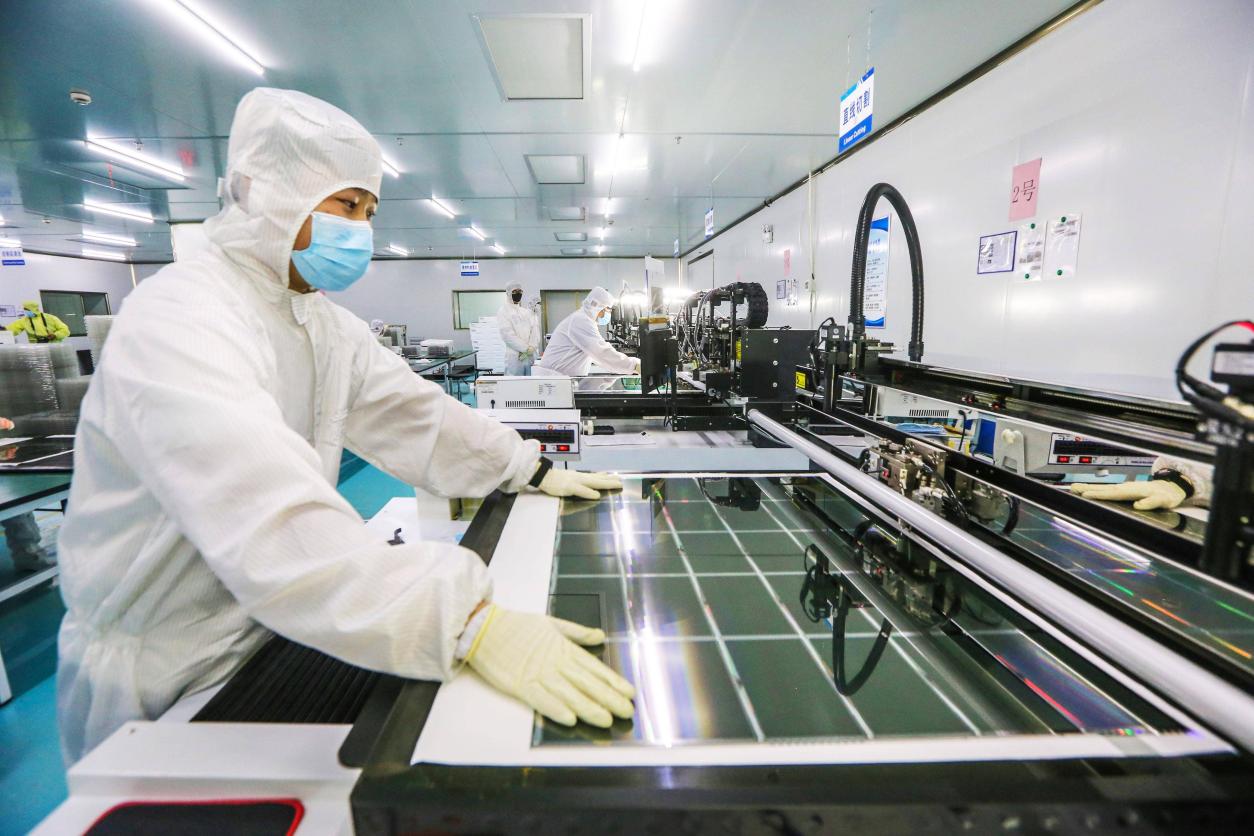 Pekerja di sebuah syarikat pembuatan paparan di Ma'anshan, Provinsi Anhui di timur China, mengeluarkan skrin kristal cecair (LCD). (Foto/Wang Wensheng)