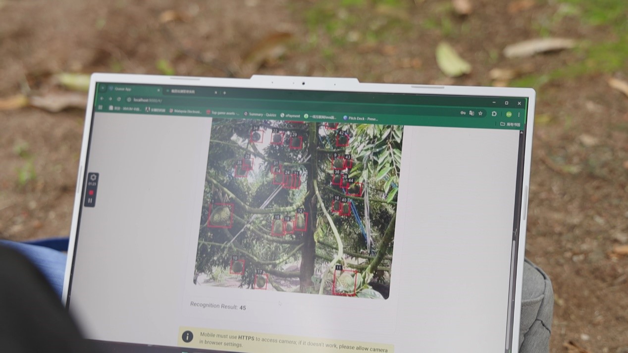 Gambar menunjukkan antara muka demonstrasi sistem AI durian untuk pengiraan buah automatik yang dibangunkan oleh pasukan Profesor Zhang Yingqian.