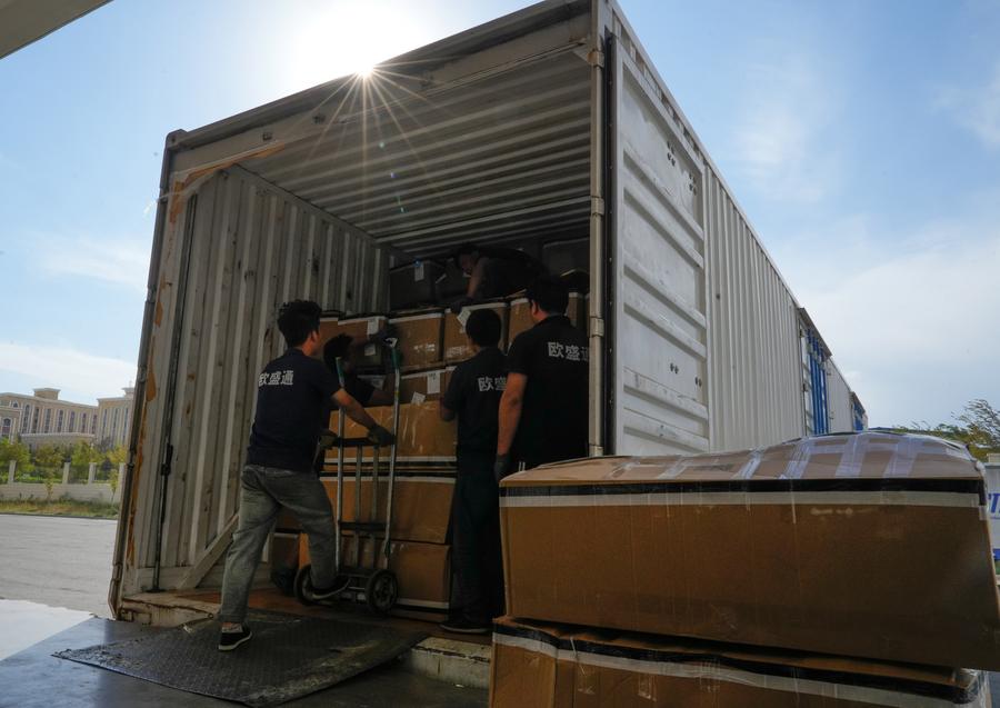 Para pekerja memunggah barangan eksport dari sebuah trak di Taman Perindustrian E-Dagang Rentas Sempadan Alashankou, wilayah autonomi Uygur Xinjiang, barat laut China, 11 September 2025. (Xinhua/Zhang Haobo)