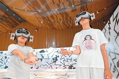 Pengunjung memakai cermin mata realiti maya di Muzium Kebudayaan Terusan Besar Dinasti Sui-Tang di bandar Luoyang, Provinsi Henan di tengah China. (Foto oleh Zhang Guanghui)