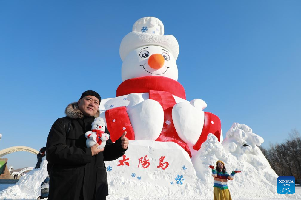 Pelancong bergambar di depan “Mr. Snowman” di Sun Island, sebuah destinasi berpemandangan indah di Harbin, provinsi Heilongjiang, timur laut China, 9 Disember 2025. (Foto oleh Wang Dong/Xinhua)