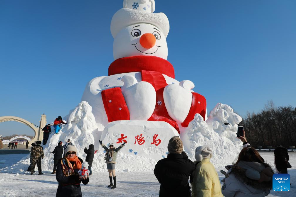 Foto bertarikh 9 Disember 2025 ini menunjukkan “Mr. Snowman” di Sun Island, sebuah destinasi berpemandangan indah di provinsi Heilongjiang, timur laut China. (Foto oleh Wang Dong/Xinhua)