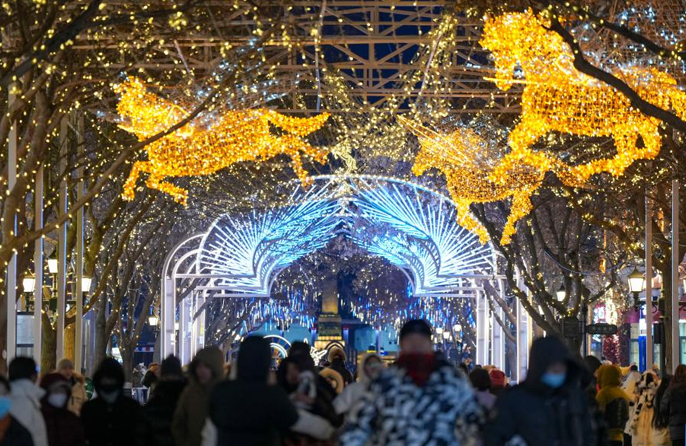 Pelancong Kerumuni Central Street di Harbin