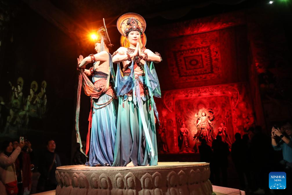  Sebuah drama tarian immersive berjudul “Irama Purba Dunhuang” telah dipentaskan di Dunhuang, provinsi Gansu, barat laut China pada 15 Disember 2025.   (Xinhua/Lang Bingbing)