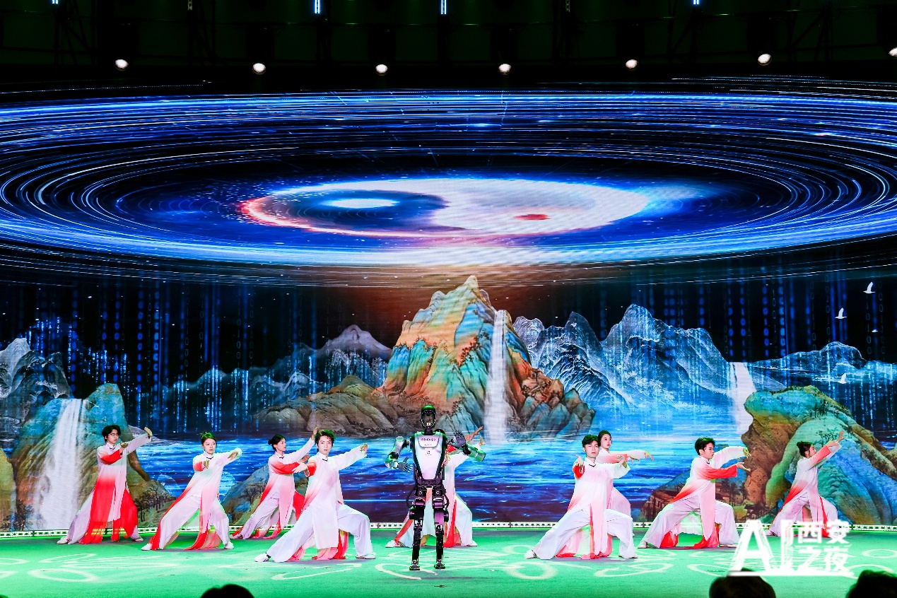 Robot mempersembahkan Tai Chi bersama mahasiswa pada “AI Night in Xi’an”. (People’s Daily Online/Zhou Xing)