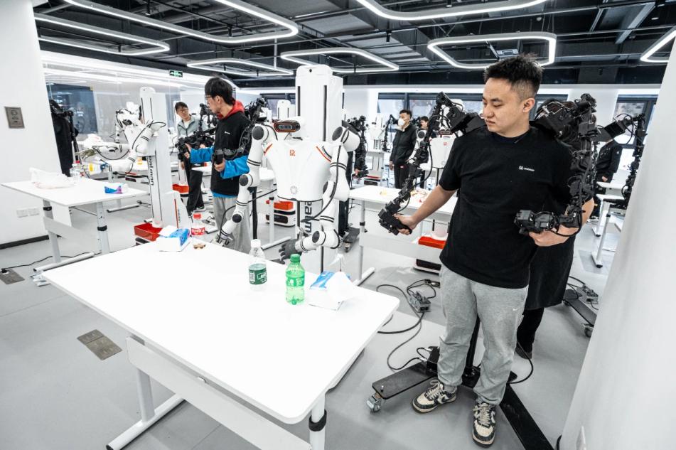 Pelatih melatih robot manusia.