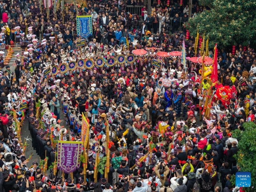 Foto dron pada 20 Disember 2025 menunjukkan orang ramai menyambut festival Tahun Baharu Dong di kampung Dong Zhaoxing, kaunti Liping, daerah autonomi Miao dan Dong Xiangdongnan, provinsi Guizhou, barat daya China. (Foto oleh Long Jianrui/Xinhua)
