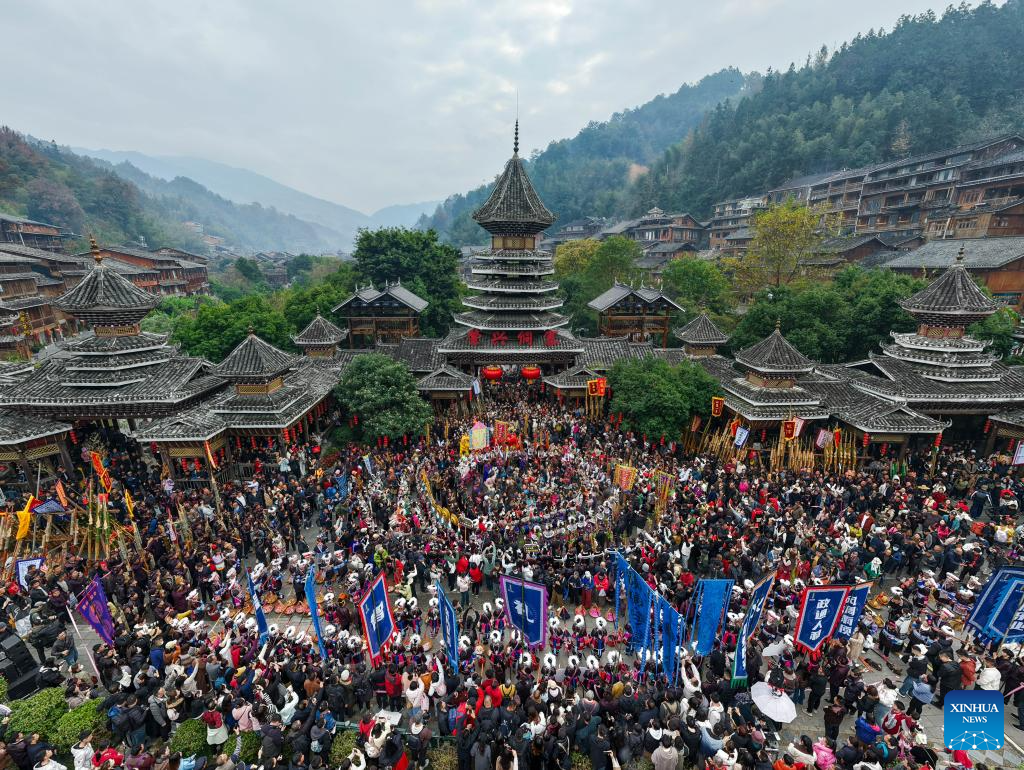 Foto dron pada 20 Disember 2025 menunjukkan orang ramai menyambut festival Tahun Baharu Dong di kampung Dong Zhaoxing, kaunti Liping, daerah autonomi Miao dan Dong Xiangdongnan, provinsi Guizhou, barat daya China. (Foto oleh Long Jianrui/Xinhua)