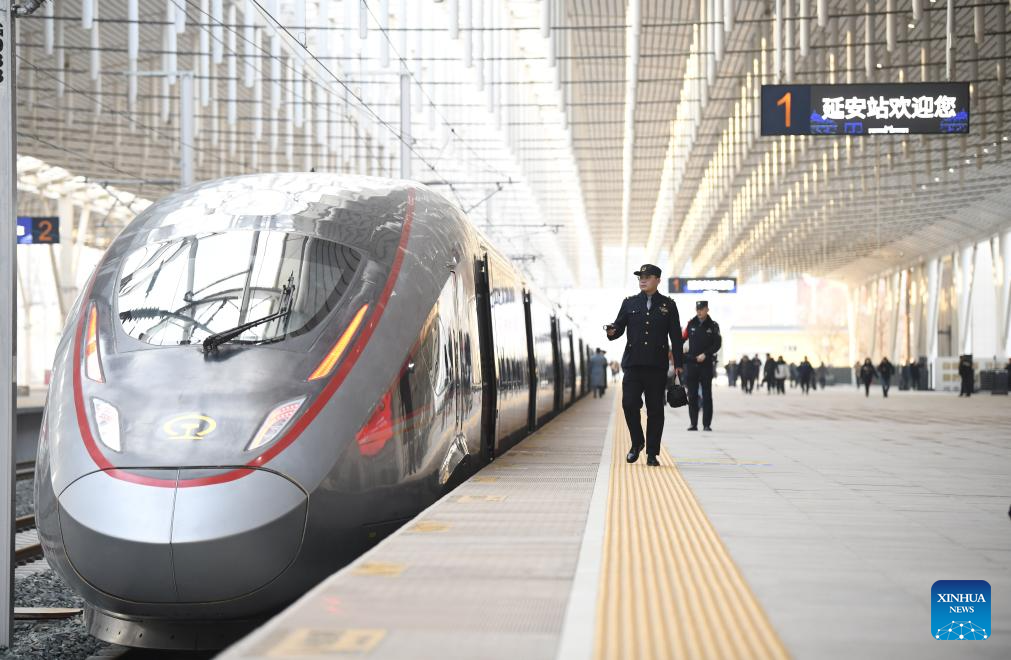 Kakitangan memeriksa tren pertama laluan kereta api berkelajuan tinggi Xi’an-Yan’an yang baru dibuka, di Stesen Yan’an, provinsi Shaanxi, barat laut China, 26 Disember 2025. (Xinhua/Zhang Bowen)